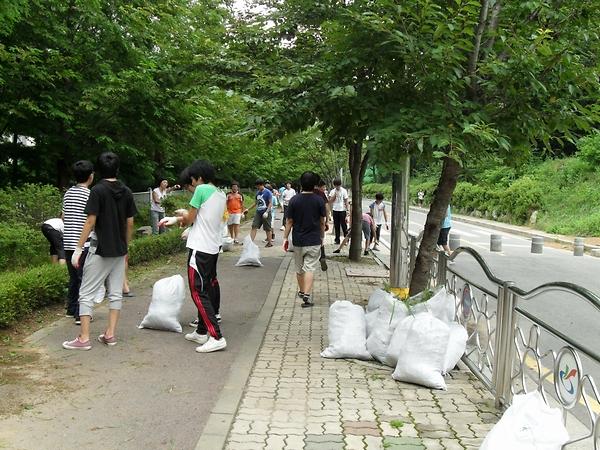 자원봉사센터의 슈퍼 그린 주니어 사업과 연계한 우리 동네 가꾸기 사업 사진