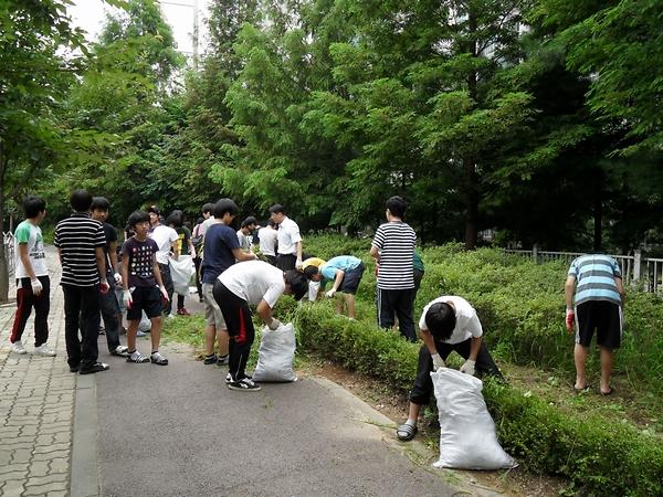 자원봉사센터의 슈퍼 그린 주니어 사업과 연계한 우리 동네 가꾸기 사업 사진