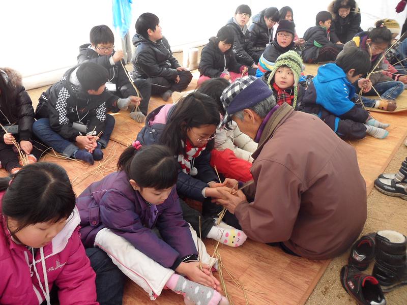 서동이 체험단-짚으로 새끼꼬기 사진