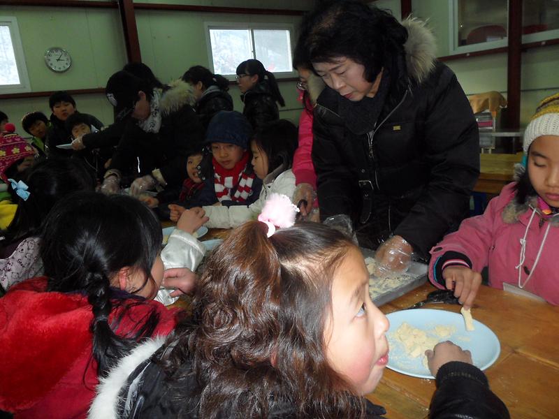 서동이체험단-인절미 먹기 사진