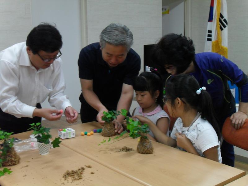 주민자치센터 봉사대 운영(꿈나무지킴이 방과후교실-원예활동) 사진