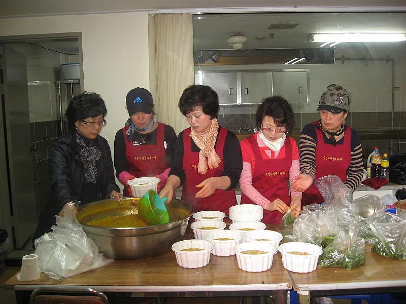 2012년 4월 주민자치센터 봉사대 밑반찬 봉사활동 사진