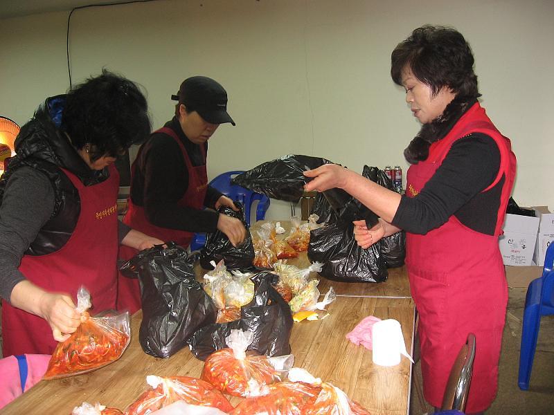 2012년 2월 주민자치센터 봉사대 밑반찬 봉사 사진