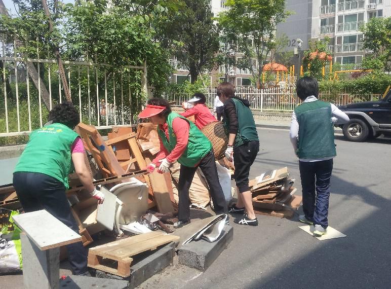 새마을부녀회원 청결 및 쓰레기무단투기 계도활동 전개 사진