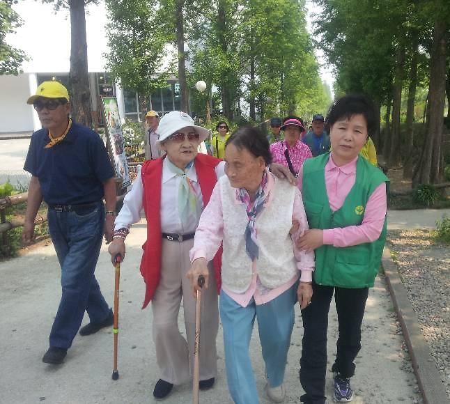 새마을부녀회 회원들의 야유회 동행봉사 사진