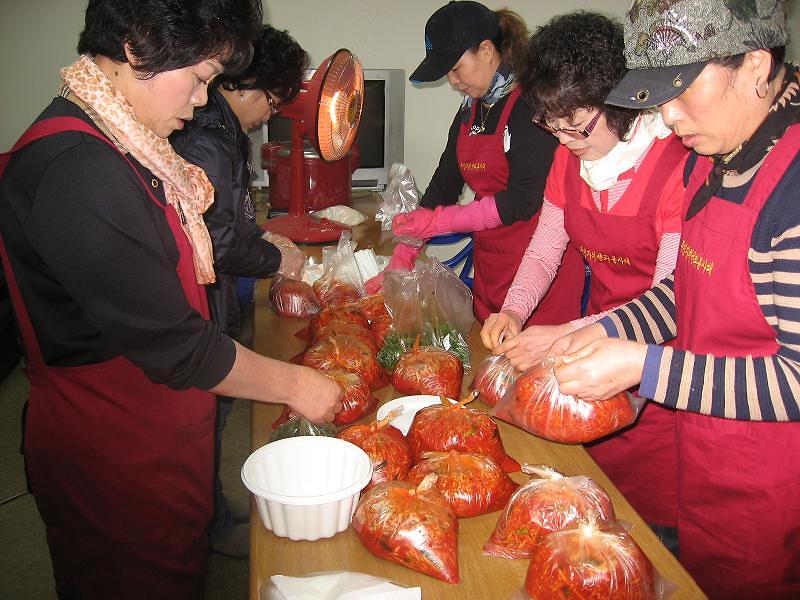 2012년 4월 주민자치센터 봉사대 밑반찬 봉사활동 사진