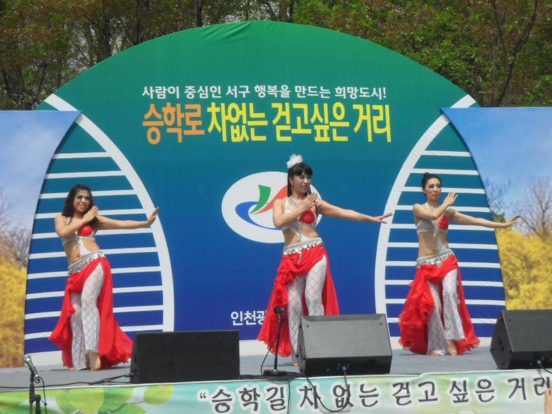 승학로 차없는 거리 행사 [성인벨리댄스] 공연 사진