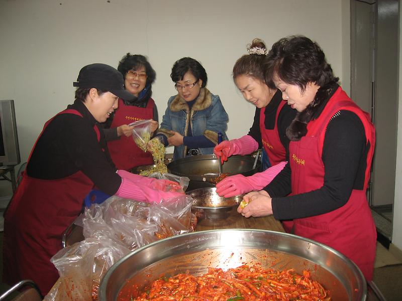 2012년 2월 주민자치센터 봉사대 밑반찬 봉사 사진