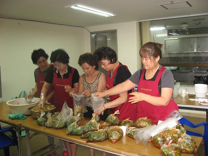 2012년 7월 주민자치센터 봉사대 밑반찬 봉사 사진