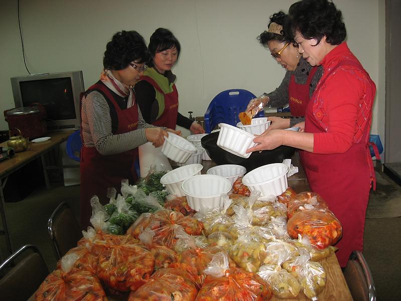 2012년 3월 주민자치센터 봉사대 밑반찬 봉사 사진