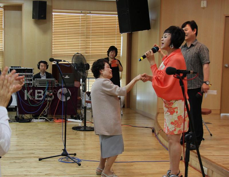 검단3동 주부노래교실, KBS2 라디오 사진