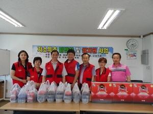 2013년 6월 주민자치봉사대 저소득 가정 및 독거노인에게 쌀과 밑반찬 전달 사진