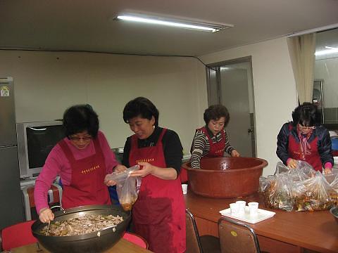 2013년 4월 주민센터 봉사대 - 밑반찬 봉사 사진