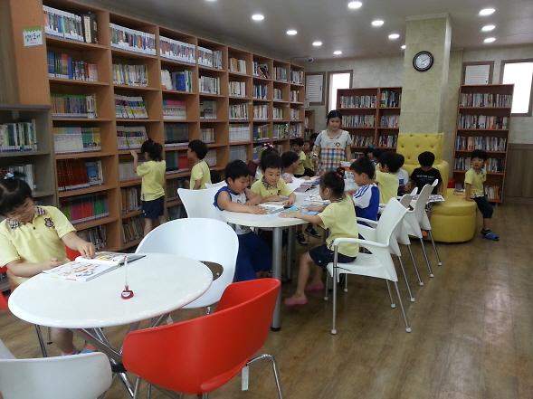 북카페를 찾은 어린이집 원아들 사진