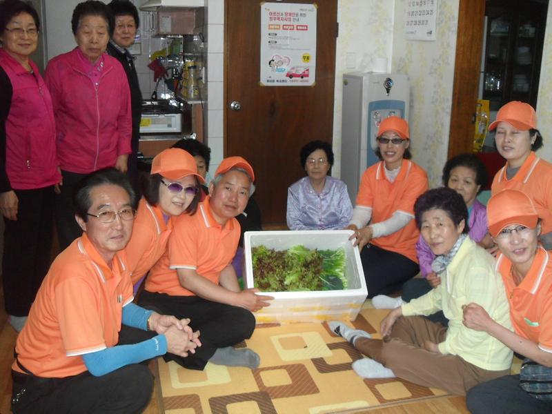 친환경 채소 재배 경로당 전달 사진
