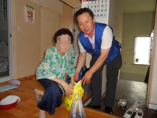 2013년 7월 주민자치봉사대 저소득 가정 및 독거노인에게 쌀과 밑반찬 전달 사진
