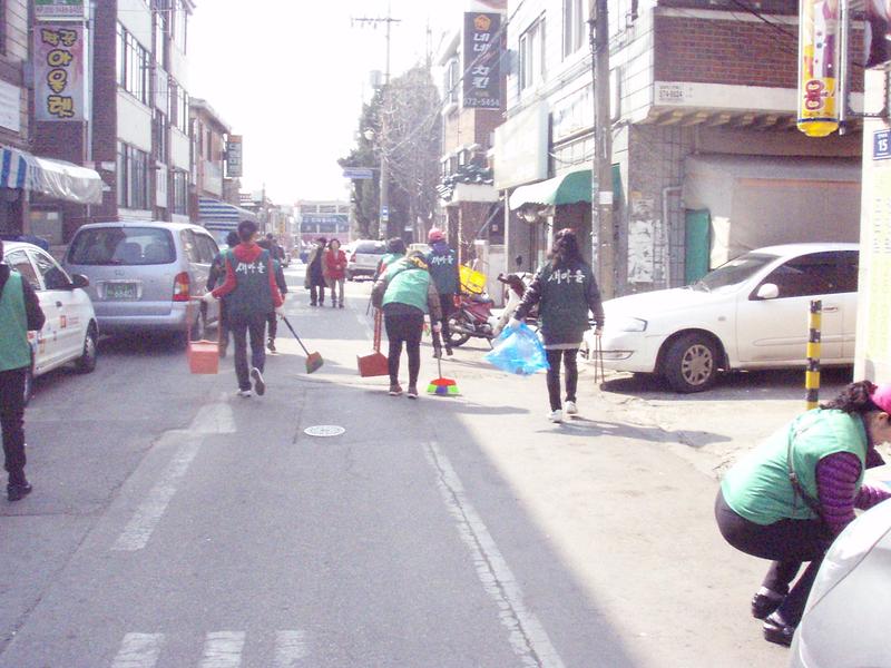 새마을부녀회, 새봄맞이 마을안길 청결운동 전개 사진