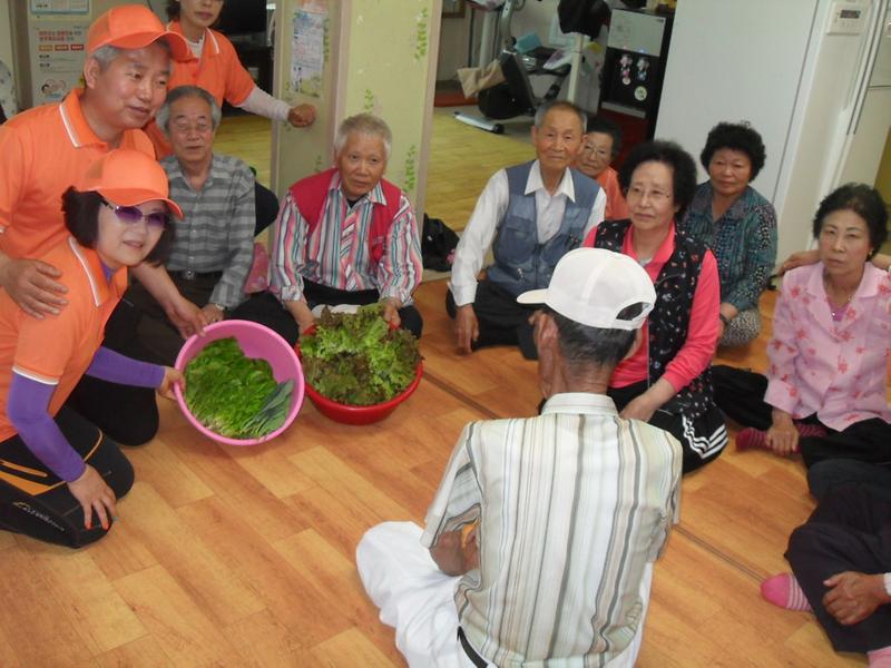 친환경채소 경로당 전달 사진