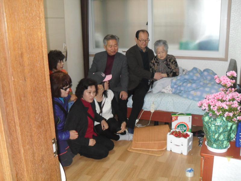 주민자치센터 봉사대 독거 노인 방문 사진