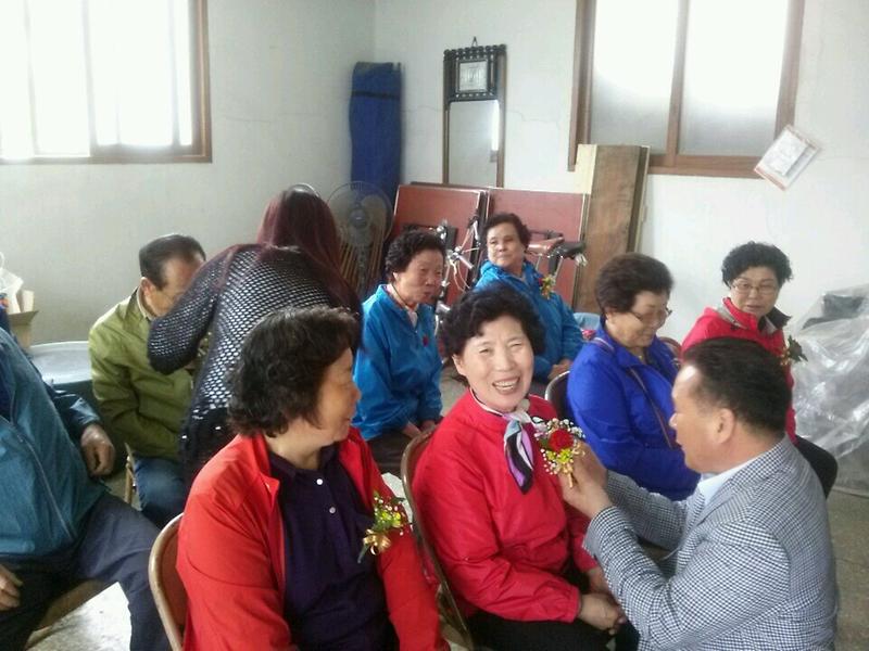 어버이날 맞이 “어르신께 꽃 달아드리기 및 사랑의 떡 대접 ” 행사 개최 사진