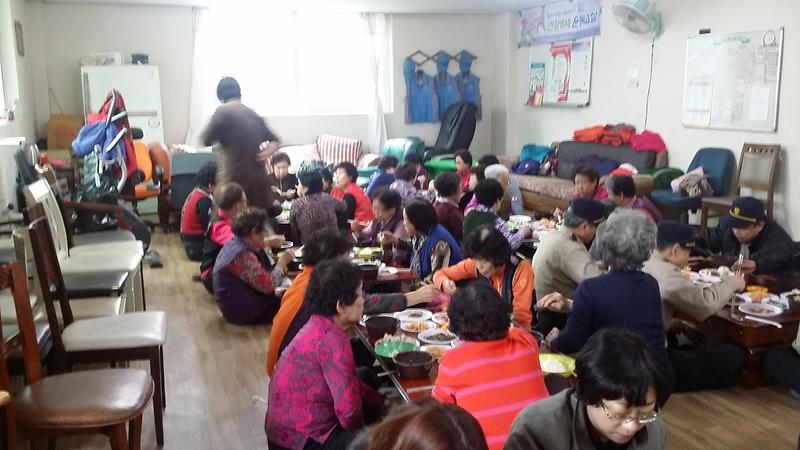 호박봉사단 한신경로당 점심식사대접 사진