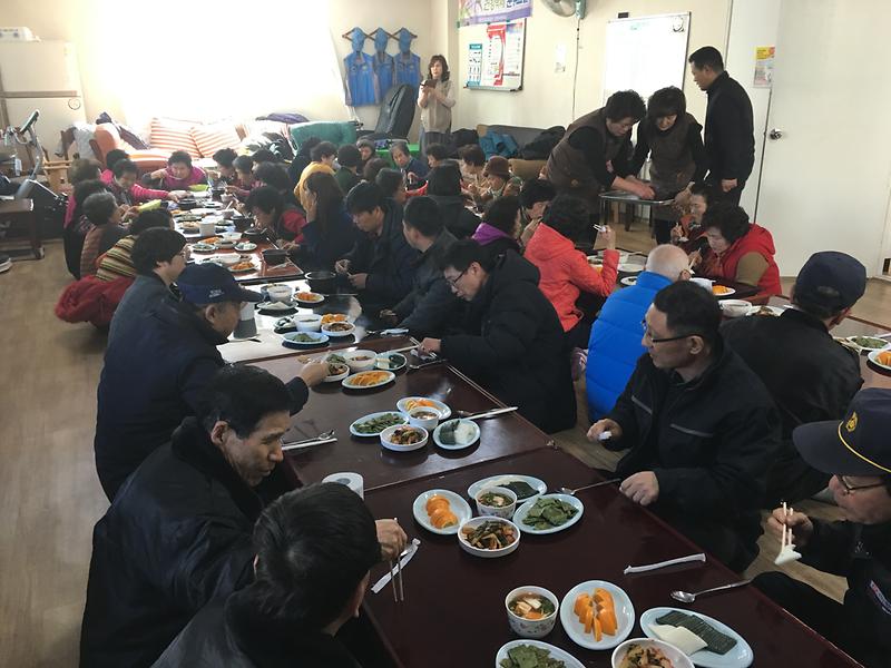 호박봉사단 경로당 어르신 식사대접 사진