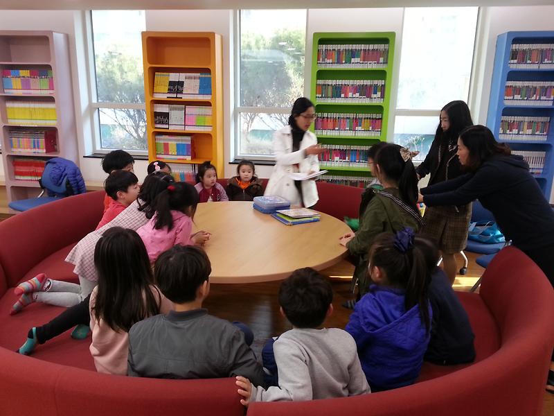 책 읽어주는 도서관 활동 사진