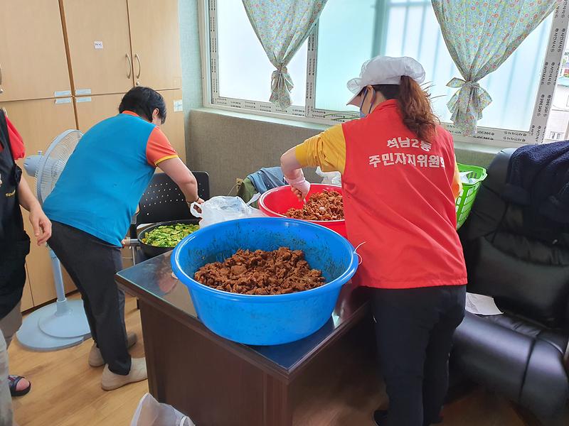 석남2동 주민자치위원회 2020년 5월 쌀과 밑반찬 지원  사진