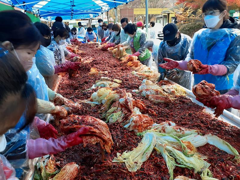 사본_-연희동_김장행사_버무리기(보도자료용).jpg 이미지