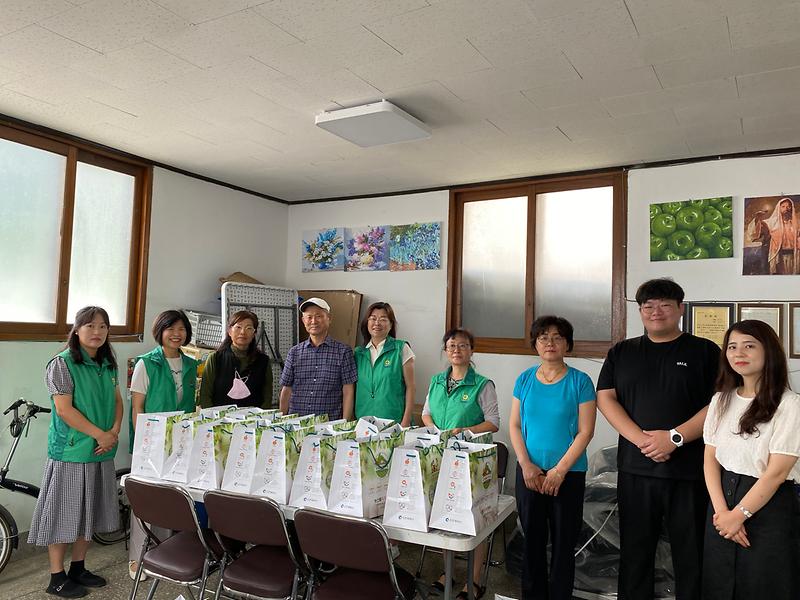 마전동 새마을 부녀회, 어르신들의 건강을 기원하는 사랑의 삼계탕 나눔 행사 사진
