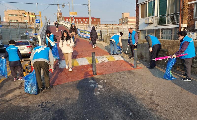 가좌3동 등굣길 교통안전캠페인 및 새봄맞이 대청결 운동 사진