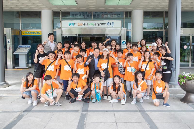 20240730 서구 어린이 참여 위원회 인천시장과의 단체사진 사진