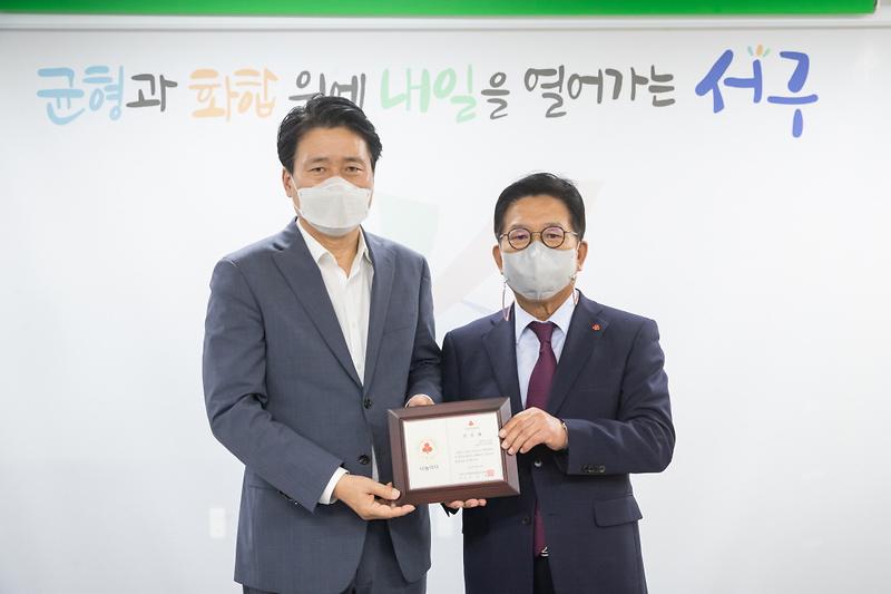 2강범석_서구청장,_‘인천_나눔리더’_215호_가입__(2).jpg 이미지