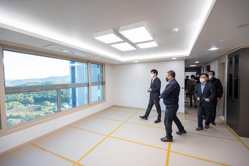 2강범석_서구청장,_검단신도시_입주_예정단지_현장_점검_나서__(1).jpg 이미지