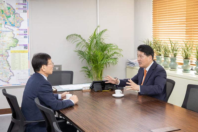 1강범석_서구청장_“물류창고_철회‧편의시설_확충_등_검단지구_현안_해결_힘써달라”__(2).jpg 이미지