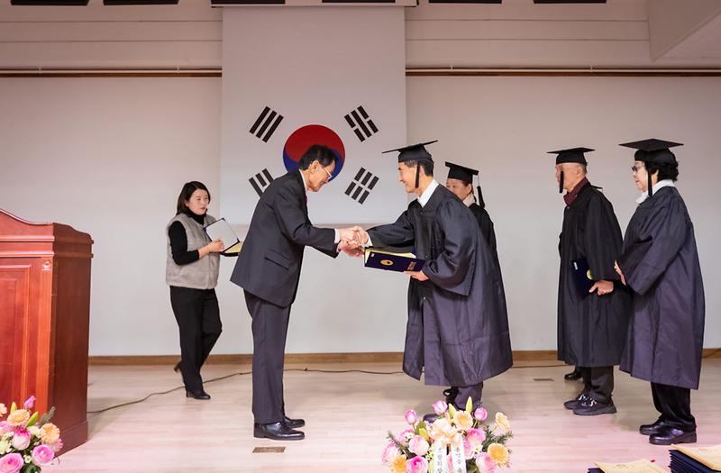 1대한노인회_인천서구지회_부설_노인대학_제33기_졸업식_개최(3).jpg 이미지