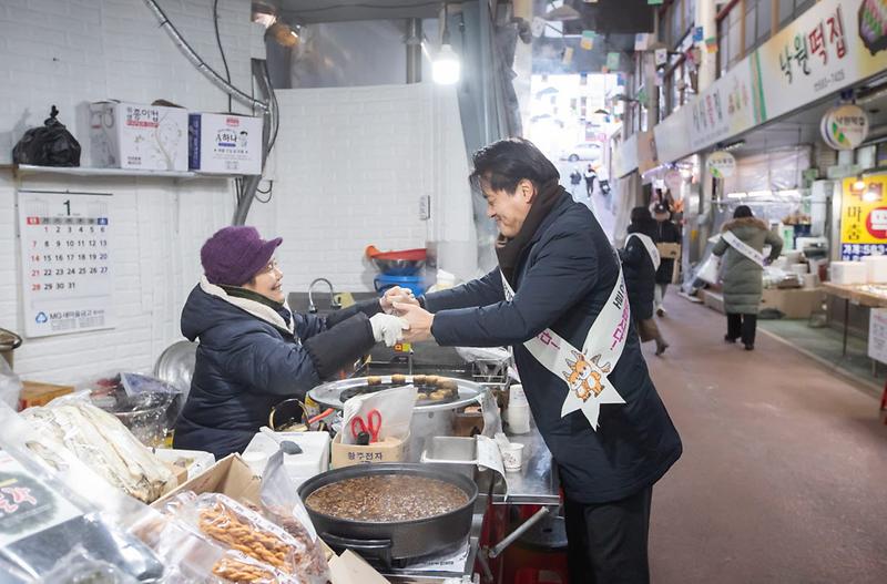 인천_서구,_설_맞이_전통시장_방문으로_상인_격려(1).jpg 이미지