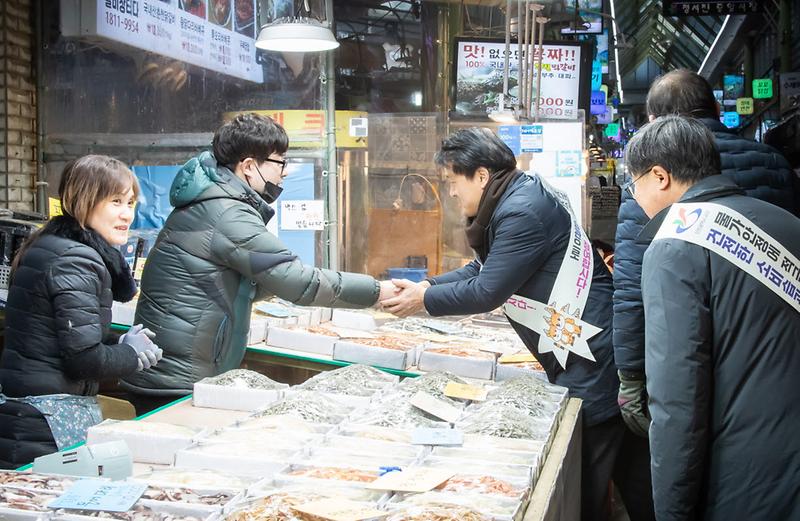 인천_서구,_설_맞이_전통시장_방문으로_상인_격려(3).jpg 이미지