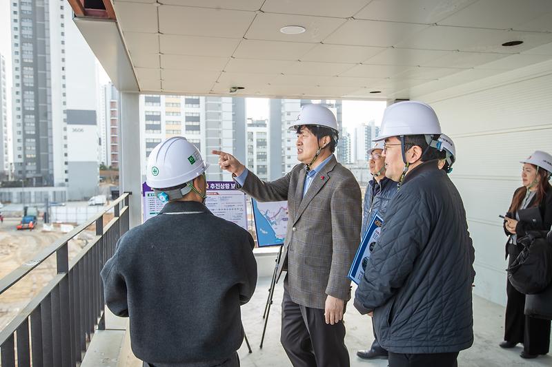 추가1._강범석_서구청장,_검단구_임시청사_현장_방문..._“안전_최우선”_당부_(1).jpg 이미지