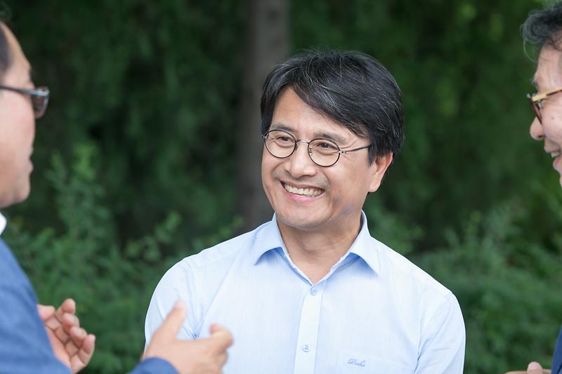 Young-1870.jpg 이미지