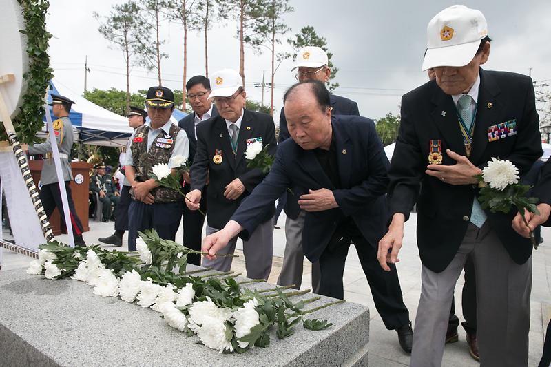 Young-2215.jpg 이미지