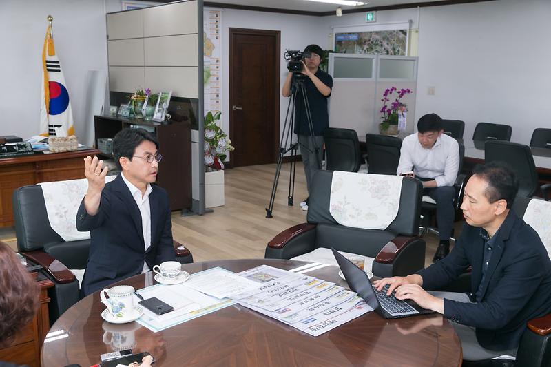 20180717 동아일보 인터뷰_구청장실_홍보미디어과 사진