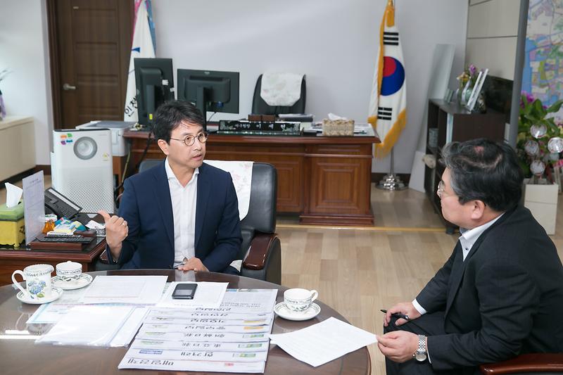 20180719 한국일보 인터뷰_구청장실_홍보미디어과 사진