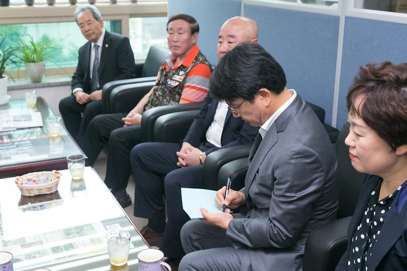 Young-9780.jpg 이미지