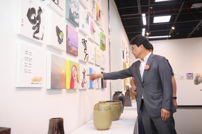 Young-1868.jpg 이미지