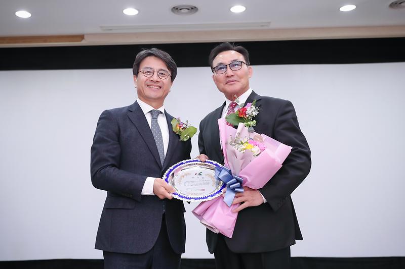 Young-1886.jpg 이미지