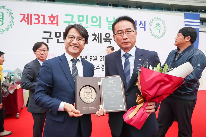 Young-9683-2.jpg 이미지