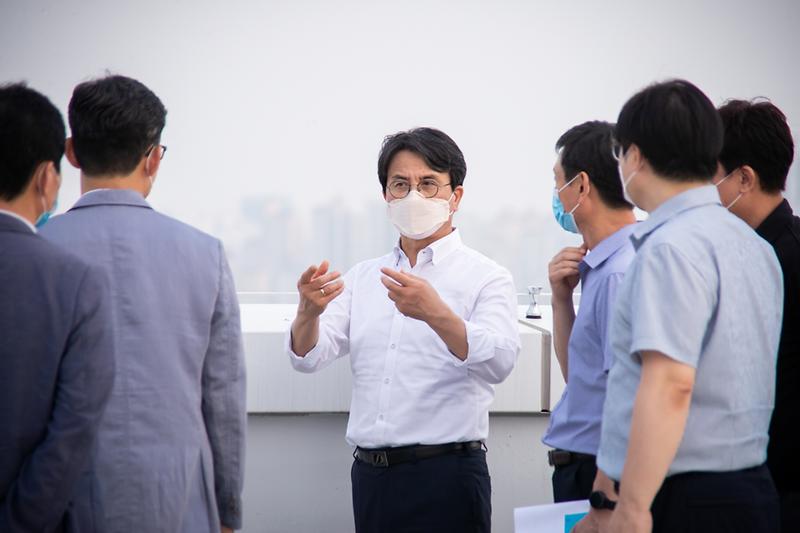 Young-1871.jpg 이미지