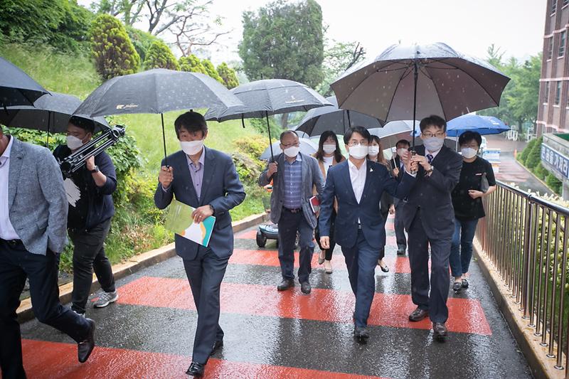 Young-1885.jpg 이미지