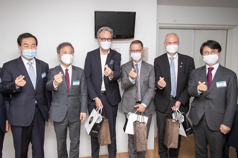 Young-1952.jpg 이미지